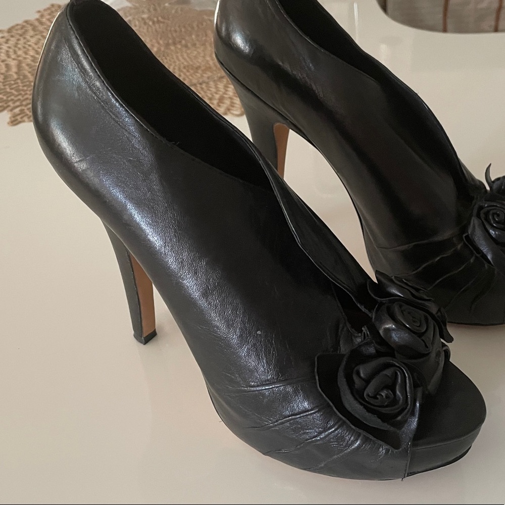 Black leather Vince Camuto heels Size 8